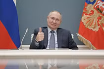Tổng thống Nga Putin, người trong 10 năm qua đã ra tay cứu 6 chính trị gia nước ngoài (Ảnh: Dwnews).