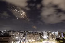 Rất nhiều tên lửa Iran xuyên thủng hệ thống phòng thủ rơi xuống đất Israel rồi phát nổ (Ảnh: Reuters)