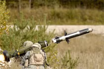 Tên lửa Javelin được Ukraine cho là rất hiệu quả trong việc đối phó với binh đội xe tăng, thiết giáp của Nga (Ảnh: AP).