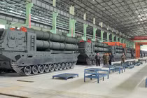 Nhà lãnh đạo Kim Jong-un hôm 14/4 kiểm tra dây chuyền sản xuất hệ thống phóng tên lửa KN-25 600 mm, nhấn mạnh ý định mở rộng năng lực tấn công chính xác tầm xa của Triều Tiên. Ảnh: LTN.