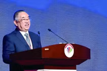 Ông Hứa Khai Hoa, vị Giáo sư bỏ giảng dạy đi làm nghề "nhặt ve chai" và trở thành tỷ phú. Ảnh: Sina.
