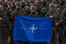 Anh và Pháp chủ trương đưa lực lượng NATO vào Ukraine gìn giữ hòa bình nhưng bị Nga phản đối. Ảnh: Sohu.
