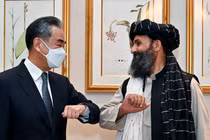 Ngoại trưởng Trung Quốc Vương Nghị gặp Phó Thủ tướng lâm thời Taliban Afghanistan tại Qatar (Ảnh: Dwnews).