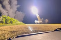 Các dàn phóng HIMARS của Ukraine phóng đạn về phía quân Nga (Ảnh: Reuters).