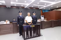 Lý Kiến Bình nghe tuyên án tại phiên tòa phúc thẩm (Ảnh: Thecover).