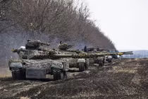Xe tăng của quân đội Ukraine bố trí ở gần biên giới với Nga (Ảnh: Reuters).