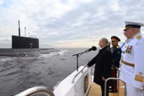 Tổng thống Putin cùng Bộ trưởng Quốc phòng và Tư lệnh Hải quân Nga kiểm duyệt các tàu trên Vịnh Phần Lan (Ảnh: Hk01).
