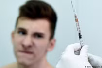 Tin đồn thất thiệt trên mạng về vaccine COVID-19 gây rối loạn cương dương đã khiến một bộ phận đàn ông không dám tiêm chủng (Ảnh: Deutsche Welle).