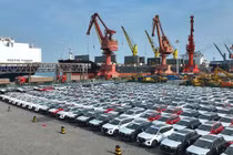 Xe ô tô điện tại Liên Vận Cảng đợi xuống tàu xuất ra nước ngoài (Ảnh: Xinhua)