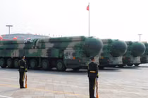 Đội hình các tên lửa liên lục địa mới DF-41 trong cuộc diễu binh ở Thiên An Môn (Ảnh: Reuters).