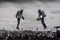 Bay biểu diễn với Jetpack của Công ty Gravity Industries tại Hội chợ triển lãm (Ảnh: Thepaper).