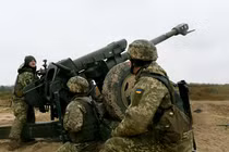 Pháo binh Ukraine đấu súng với các lực lượng ly khai tại miền đông Ukraine (Ảnh: AP).