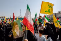 Người dân Iran ủng hộ Hezbollah và Palestine tại Tehran hôm 27/9 (Ảnh: NYT)