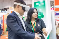 Công nghệ VR giúp khách tham quan “dạo bước” giữa các gian hàng ảo của Vietnam Foodexpo 2025.