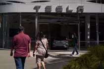 Tesla phải cắt giảm mục tiêu giao xe dù ghi nhận doanh thu kỷ lục (Ảnh: Getty Images)