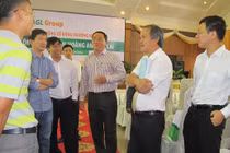 "Bầu" Đức trao đổi bên lề với PV và các nhà đầu tư. (Ảnh: baodauthau.vn)
