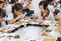 Bữa ăn trưa ngày 3/11 của học sinh Trường Tiểu học Trần Thị Bưởi (Ảnh: Minh Nhật) 