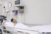 BS Lê Quốc Hùng, Trưởng khoa Bệnh nhiệt đới, BV Chợ Rẫy cho biết, nam bệnh nhân đến từ Vũng Tàu vẫn đang thở máy, sinh hiệu ổn, sức cơ vẫn còn yếu, sụp mi mắt hoàn toàn (Ảnh: BVCR)