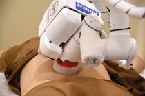 Robot - nhân viên mát xa - đang thực hiện xoa bóp cho bệnh nhân tại bệnh viện. Ảnh AFP Relaxnews