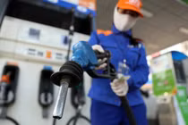 Giá xăng, dầu giảm từ 15h chiều nay