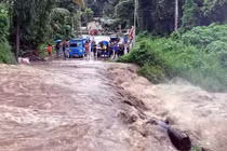 Nhiều khu vực ở Luzon, Visayas và Mindanao đã bắt đầu trải qua tình trạng lở đất, lũ lụt, mất điện do bão Trà Mi gây ra. (Ảnh: Inquirer.net)