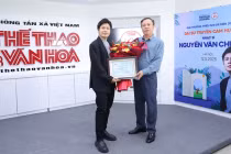 Tổng Biên tập Báo Thể thao và Văn hóa Nguyễn Thiện Thuật trao hoa và Bằng chứng nhận Đại sứ truyền cảm hứng cho Nhạc sĩ Nguyễn Văn Chung. Ảnh: BTC
