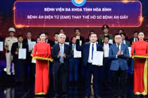 Bệnh viện Đa khoa tỉnh Hòa Bình nhận giải thưởng từ Ban Tổ chức với sản phẩm “Bệnh án điện tử (EMR) thay thế hồ sơ bệnh án giấy”. Đại diện cho Bệnh viện Đa khoa tỉnh Hòa Bình, Thầy thuốc ưu tú. Tiến sĩ, Bác sĩ Nguyễn Hoàng Diệu, Giám đốc Bệnh viện nhận giải thưởng.