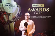 Ông Kariyanto Hardjosoemarto, CEO VinFast Indonesia, đại diện VinFast nhận giải tại detikcom Awards 2025