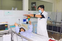 Hậu phẫu, bệnh nhân đã cử động được tay chân. Ảnh: BVCC