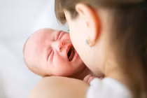 Cẩn thận khi chăm sóc trẻ sơ sinh. Ảnh: Babble