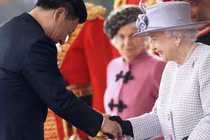 Video: Nữ hoàng Anh chê quan chức Trung Quốc lỗ mãng