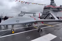 UAV Bayraktar TB3 trên tàu đổ bộ tấn công UAV – trực thăng TCG Anadolu. Ảnh Turkic World. 