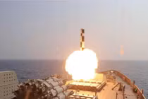 Tên lửa hành trình BrahMos phóng thành công từ chiến hạm Hải quân Ấn Độ trên Biển Ả Rập ngày 5/3/ 2023. Ảnh: PTI