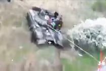 Ukraine đăng tải video UAV tự sát tấn công xe tăng Nga (Ảnh: The Drive)