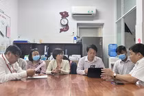 Tổ công tác Sở Y tế làm việc tại Bệnh viện Lê Văn Thịnh về trường hợp tử vong và các trường hợp còn lại đang điều trị tại bệnh viện do ngộ độc thực phẩm sau khi dự tiệc trung thu xảy ra tại chung cư Palm Heights