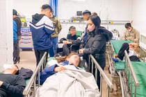 Các học sinh đang nằm cấp cứu tại bệnh viện sau vụ tai nạn (ảnh Báo Nghệ An)