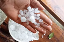 Hạt mưa đá được người dân gom lại (ảnh Ngok Linh)