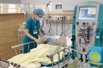 Bác sĩ Trung tâm Chống độc - Bệnh viện Bạch Mai chăm sóc bệnh nhân bị ngộ độc