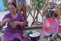 Nghệ nhân làng hoa giấy Thanh Tiên (Thừa Thiên Huế) trình diễn kỹ thuật làm hoa sen 
