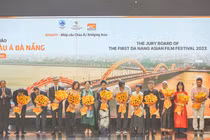 Ban Tổ chức Liên hoan phim châu Á Đà Nẵng lần thứ I tặng hoa Ban Giám khảo