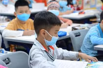 Các em học sinh không học bán trú, và chỉ đến trường học trực tiếp 1 buổi/ngày. 
