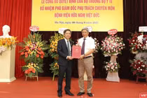 PGS.TS Nguyễn Trường Sơn, Thứ trưởng Bộ Y tế đã trao Quyết định số 1328/QĐ-BYT về việc bổ nhiệm PGS.TS Nguyễn Mạnh Khánh, Phó Viện trưởng Viện Chấn thương chỉnh hình kiêm Trưởng phòng Tổ chức cán bộ Bệnh viện Hữu nghị Việt Đức giữ chức vụ Phó Giám đốc phụ trách chuyên môn Bệnh viện Hữu nghị Việt Đức.