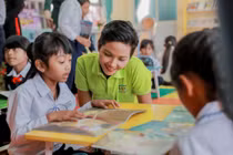 Hoa hậu H'Hen Niê ở thư viện Room to Read Lâm Đồng 