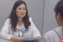 Bác sĩ Lê Thị Minh Châu - Trưởng Khoa Vô sinh hiếm muộn (BV Từ Dũ) tư vấn cho bệnh nhân hiếm muộn đã thành công ở lần sinh con thứ nhất 