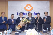 Ông Nguyễn Đức Thụy (thứ 3 từ trái sang) - tân Chủ tịch HĐQT LienVietPostBank