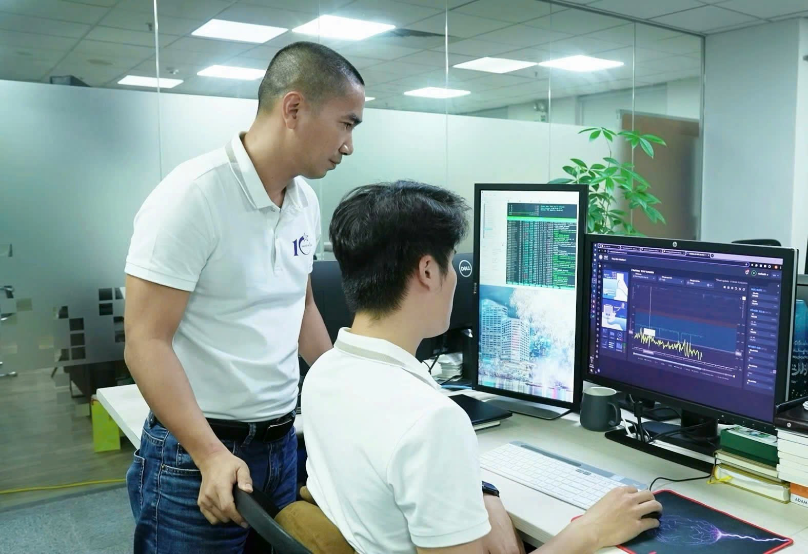 Đội ngũ vận hành theo dõi các đường cong dự báo mưa và dòng chảy trên màn hình, từ đó đánh giá kịch bản lũ và đưa ra quyết định điều tiết hồ dựa trên dữ liệu thay vì cảm tính.