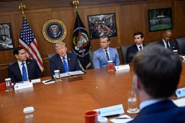 Tổng thống Mỹ Donald Trump, Phó Tổng thống J.D. Vance, Ngoại trưởng Marco Rubio, Bộ trưởng Quốc phòng Pete Hegseth, Bộ trưởng Lao động Keith Sonderling và Bộ trưởng Nhà ở và Phát triển Đô thị Scott Turner tham dự cuộc họp nội các tại Trại David ở Thurmont, Maryland, Mỹ, ngày 31/7. Ảnh: Reuters.
