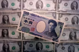 Tờ tiền giấy mệnh giá 1.000 yen và USD trong bức ảnh được chụp vào ngày 19/3/2025. Ảnh: Reuters.