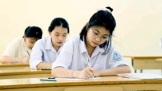 Thủ tướng yêu cầu cắt giảm các kỳ thi không cần thiết, giảm áp lực cho học sinh. Ảnh: VGP.