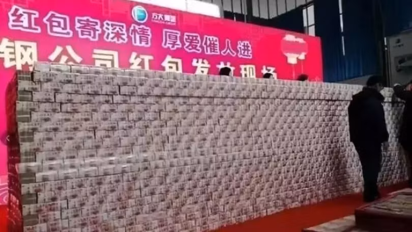 Bức tường tiền mặt tại bữa tiệc tất niên của Công ty Thép Fangda. Ảnh: Singtao.